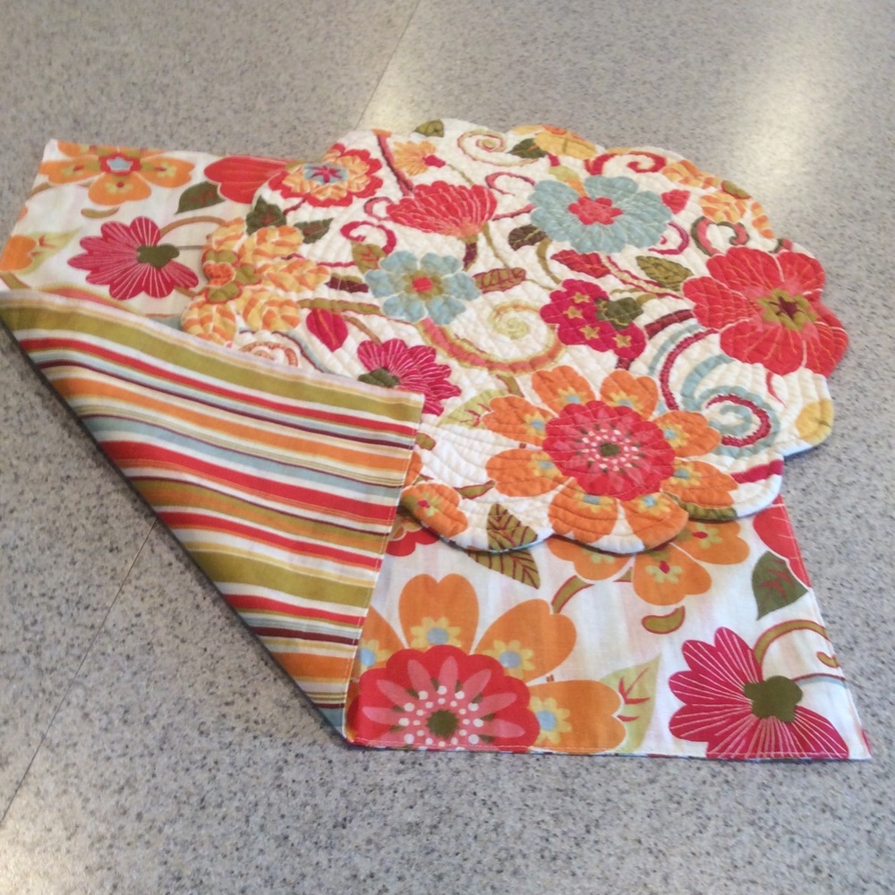 Table Centerpiece Set (Reversible) - Picture 2 of 10